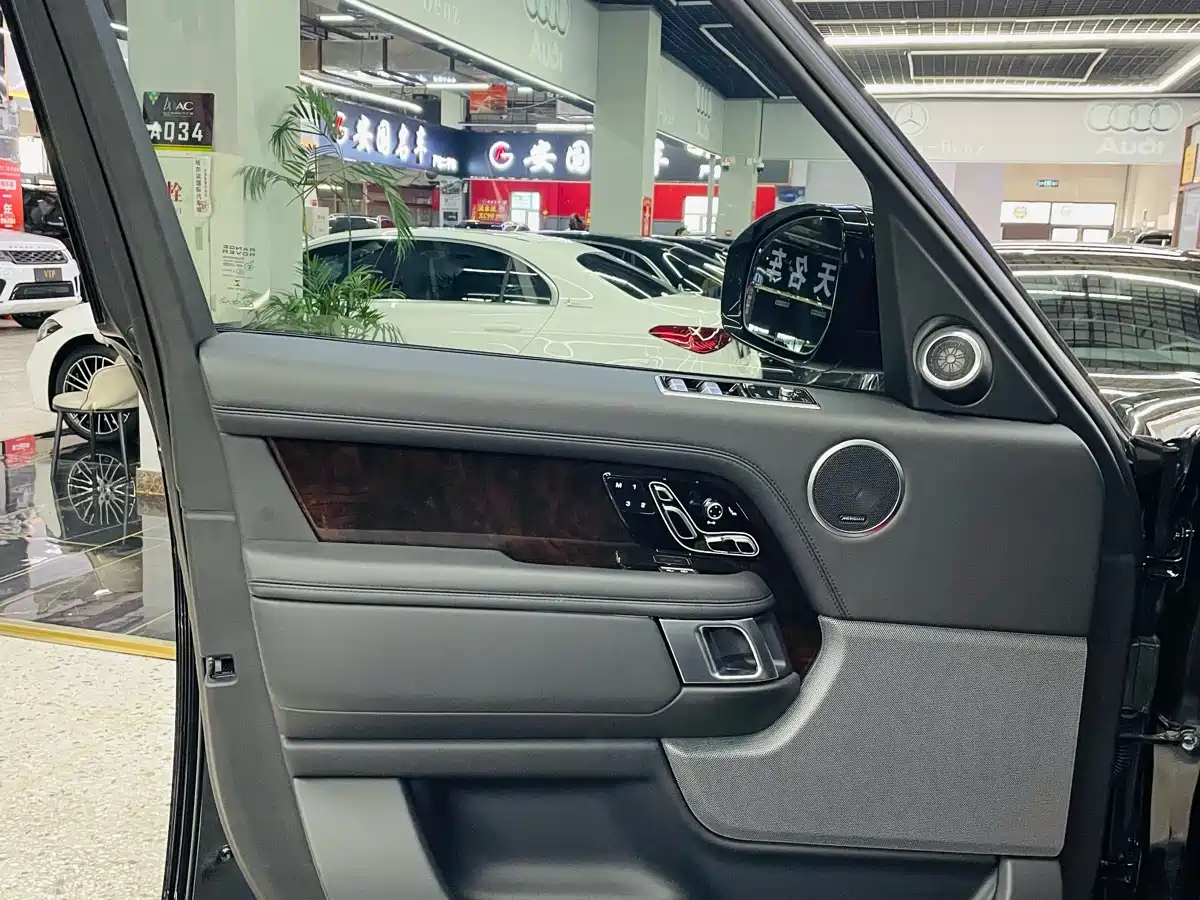 Land Rover Range Rover 2021 3.0 L6 Heritage Edition фото 6