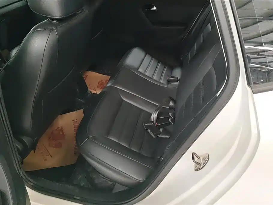 Volkswagen Polo 2013 1.6L Automatic Luxury Edition фото 11