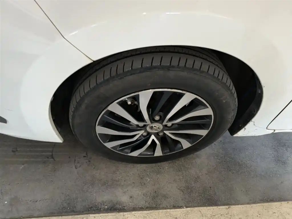 Toyota Corolla 2016 Dual Hybrid 1.8L E-CVT Elite Edition фото 23