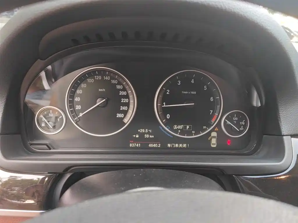 BMW 5 Series 2014 525Li Leading фото 12