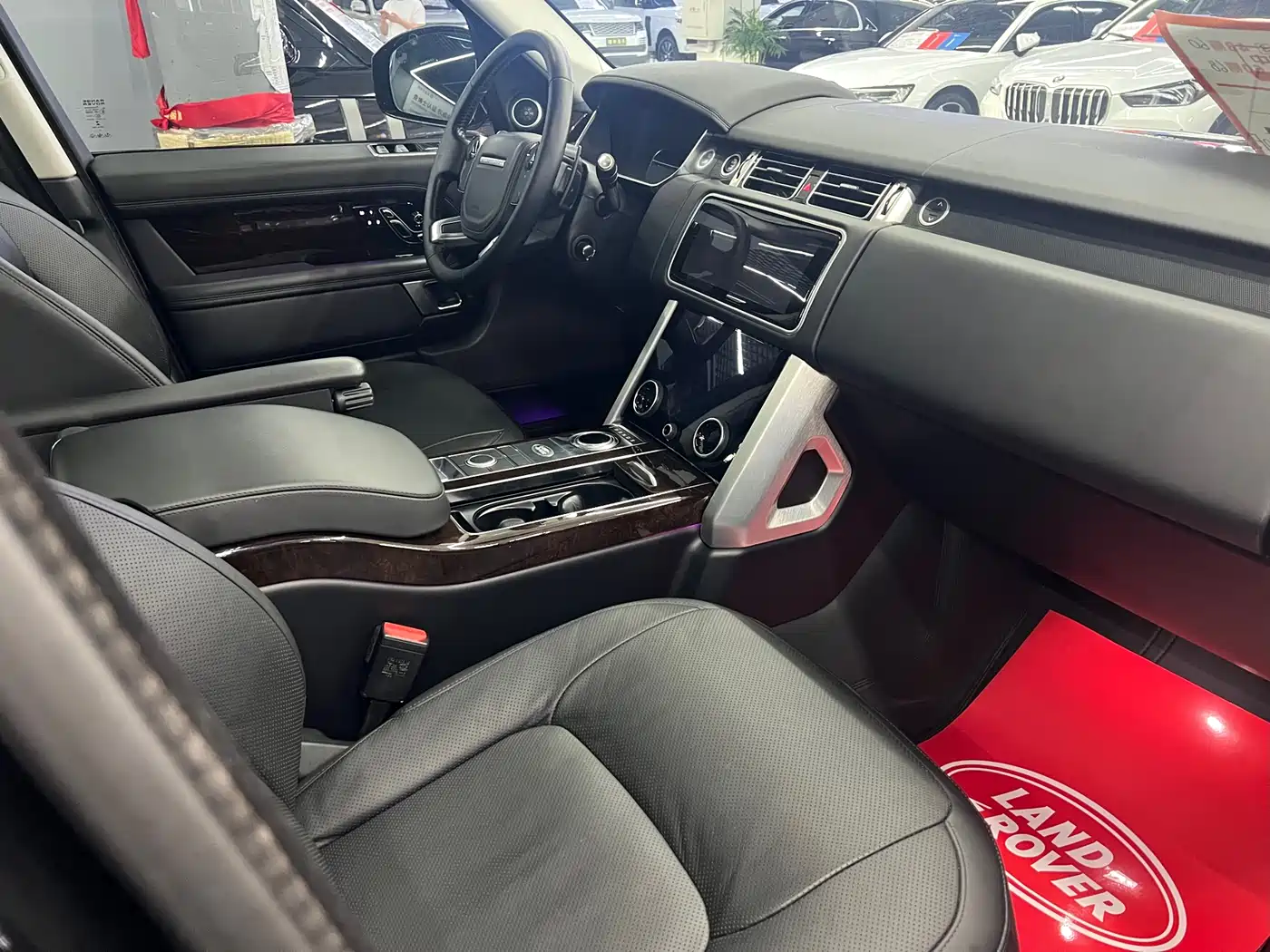 Land Rover Range Rover 2022 3.0 L6 400PS Heritage Extended Classic Edition фото 2