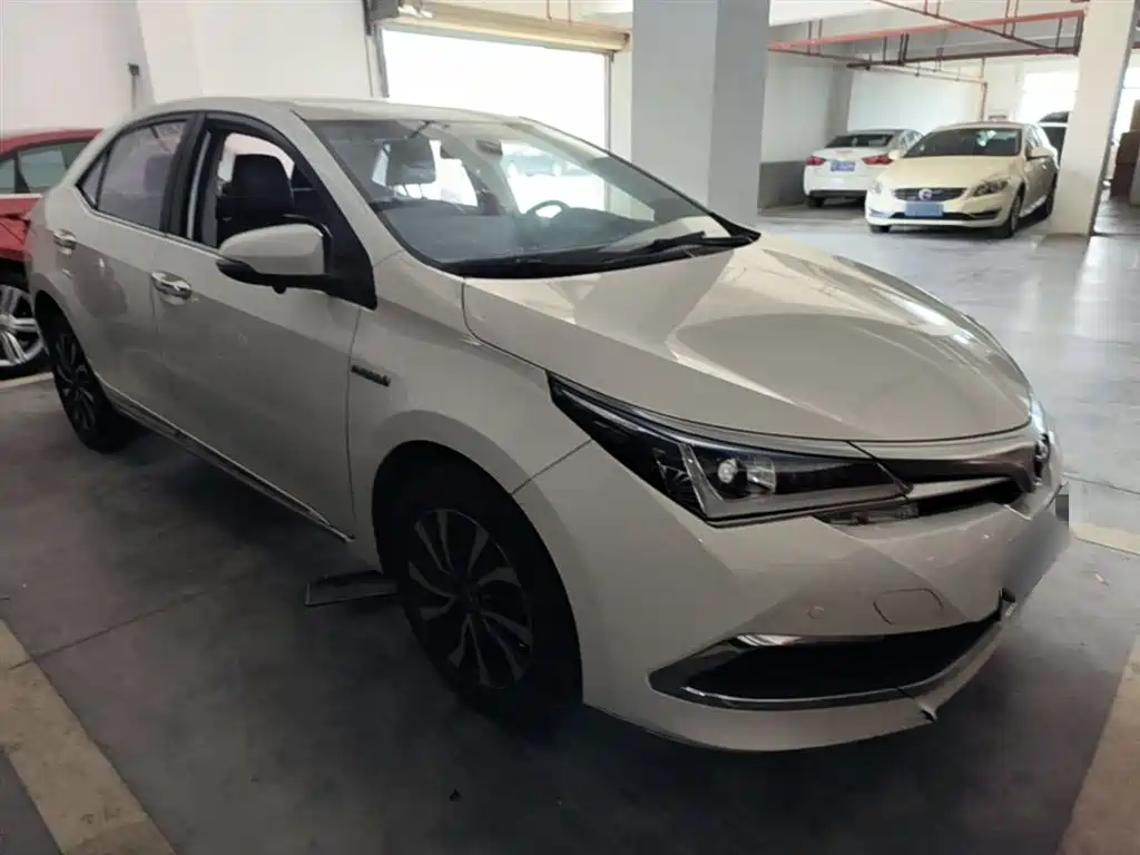 Toyota Corolla 2016 Dual Hybrid 1.8L E-CVT Elite Edition фото 4