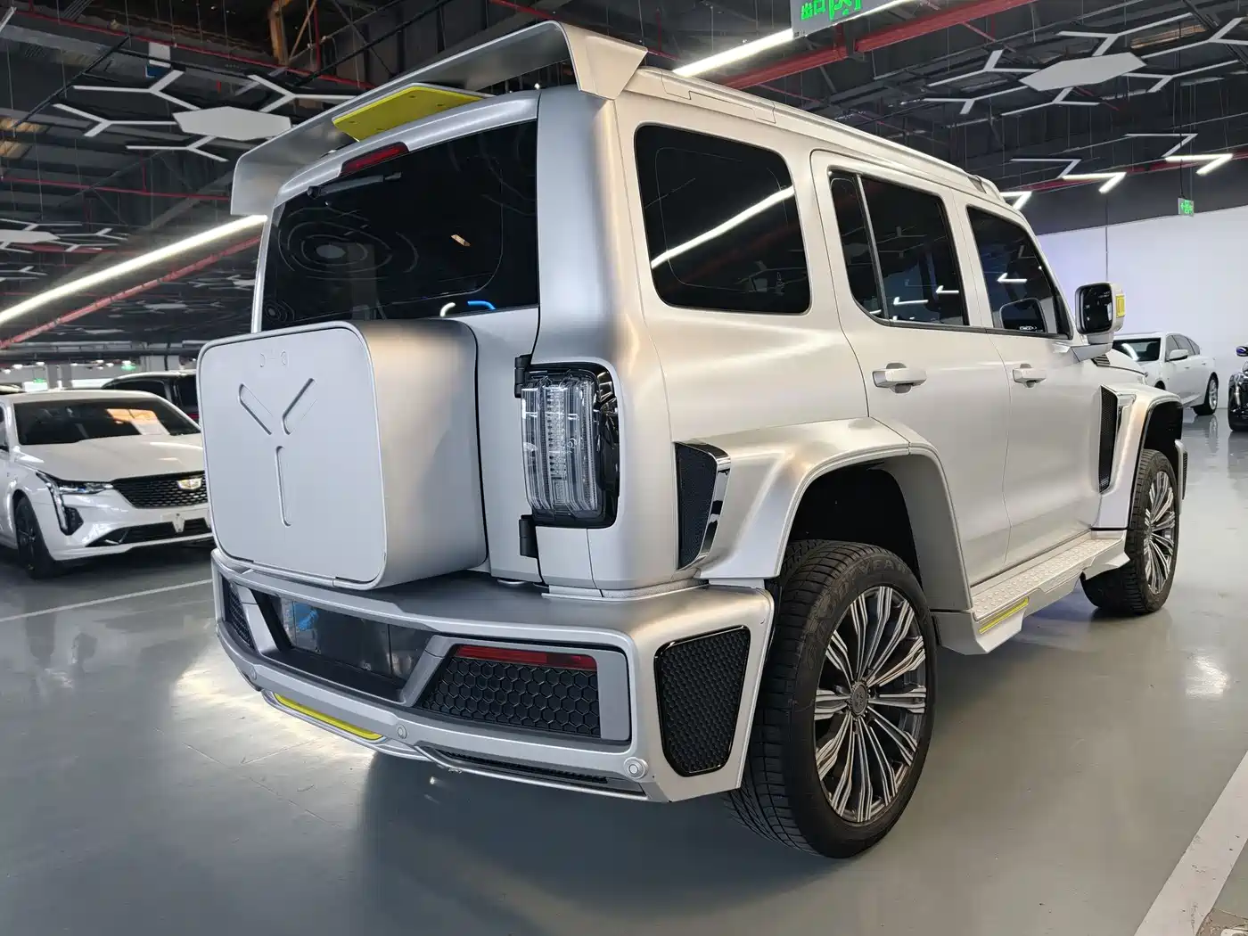 TANK CO CREATION TANK 300