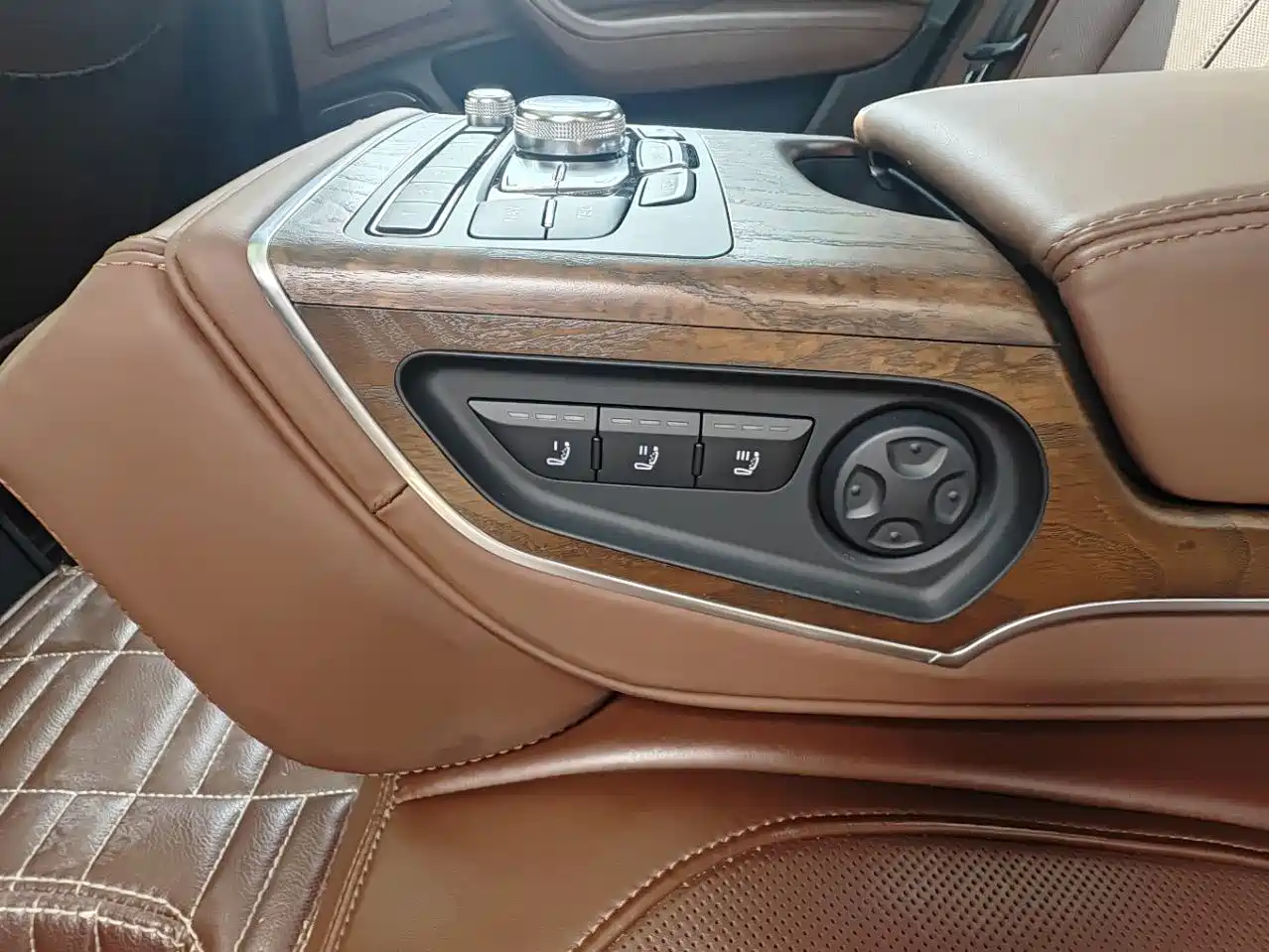 Фото 7 - Audi A6L