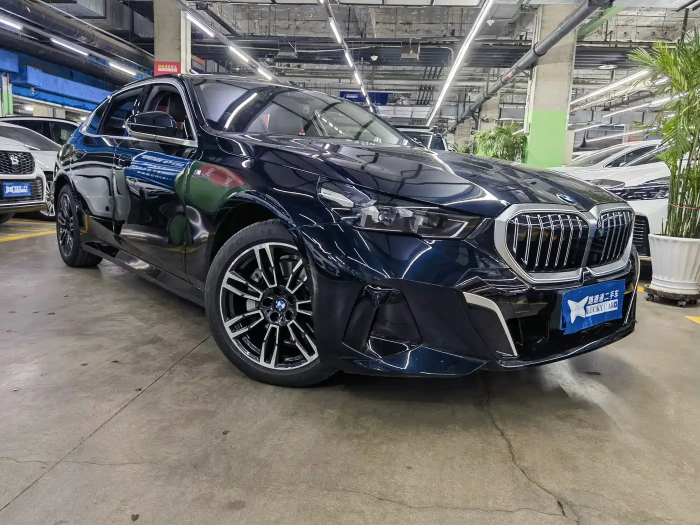 BMW 5 Series 2025 530Li Leading M Sport Package фото 3