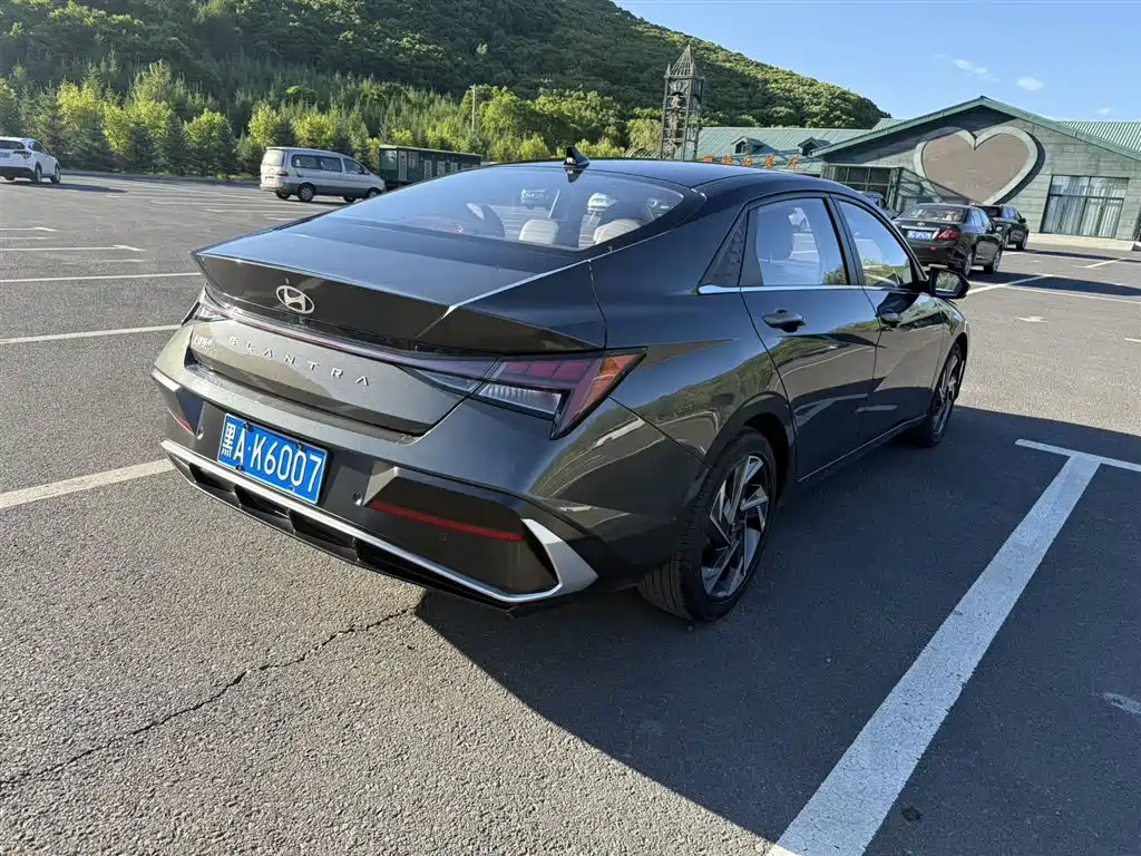 Hyundai Elantra 2023 1.5L CVT TOP Flagship Edition фото 4