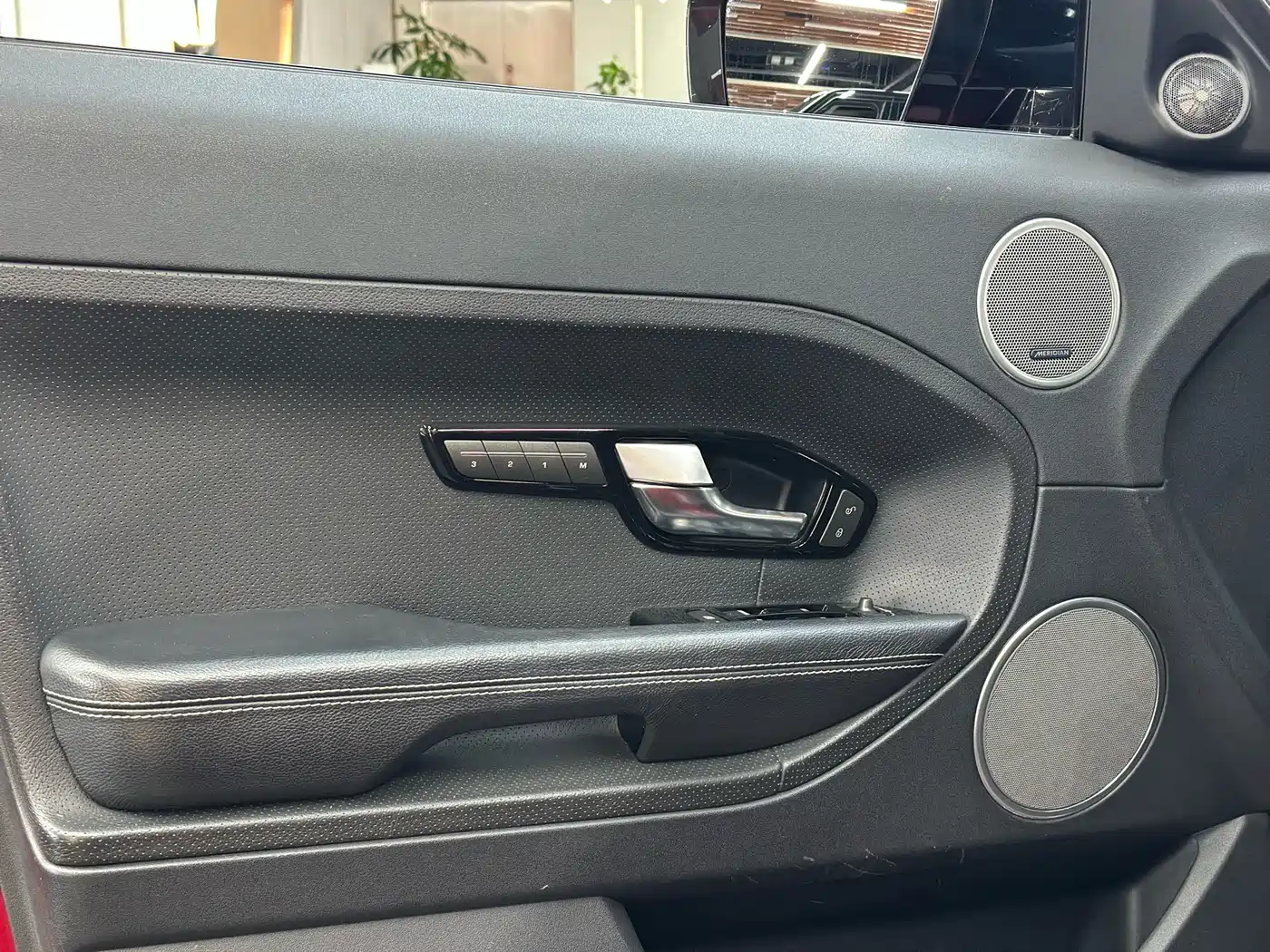 Land Rover Range Rover Evoque (Import) 2012 2.0T 5-door Premium Edition фото 5