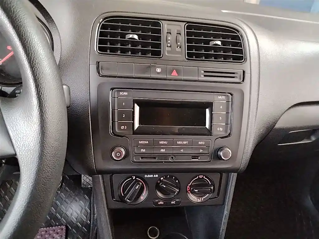 Volkswagen Polo 2016 1.4L Automatic Trend фото 13