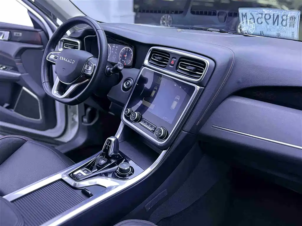 Lynk & Co 01 2017 2.0T AWD Pro фото 10
