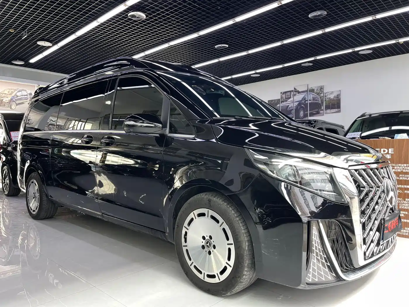 Mercedes-Benz V-Class 2024 V 300 L Long Wheelbase Luxury Edition фото 3