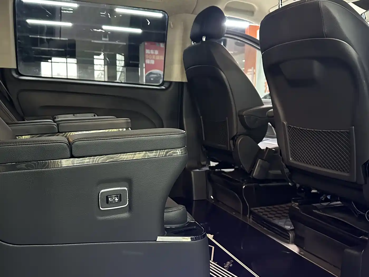 Mercedes-Benz Vito 2023 2.0T Elite 7-Seater фото 12