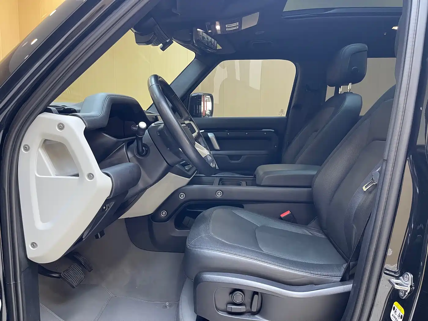Land Rover Defender 2023 Model 110 3.0T P400 X-DYNAMIC HSE фото 4