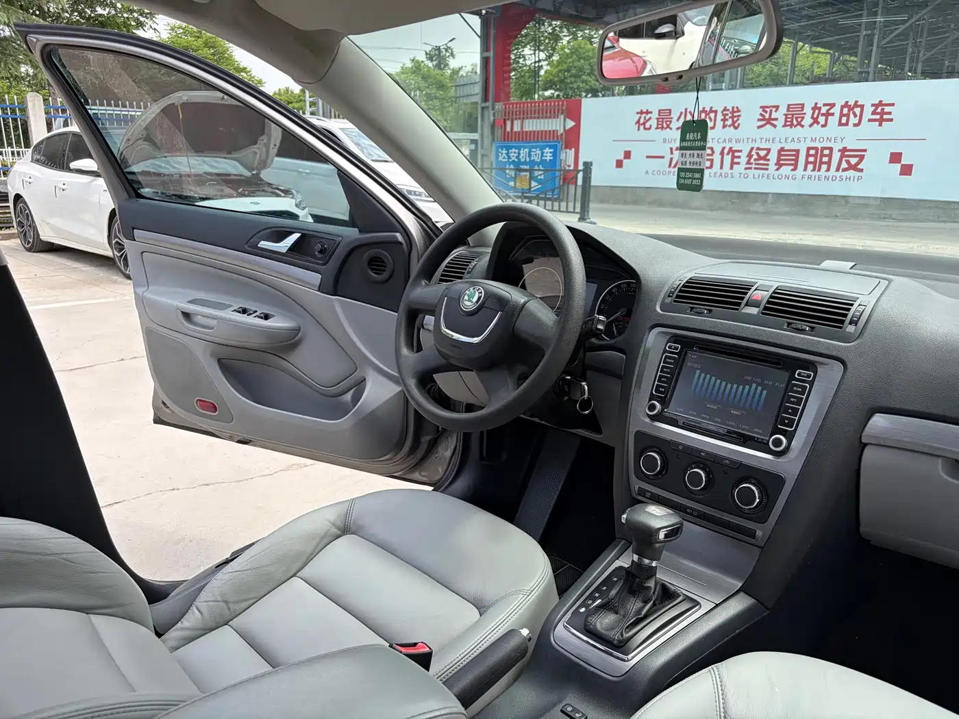 Škoda Octavia 2012 1.4TSI DSG Yijun Edition фото 10