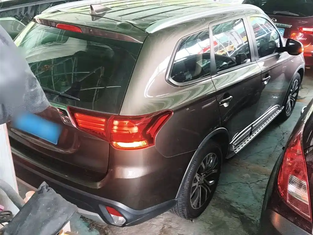 MITSUBISHI OUTLANDER