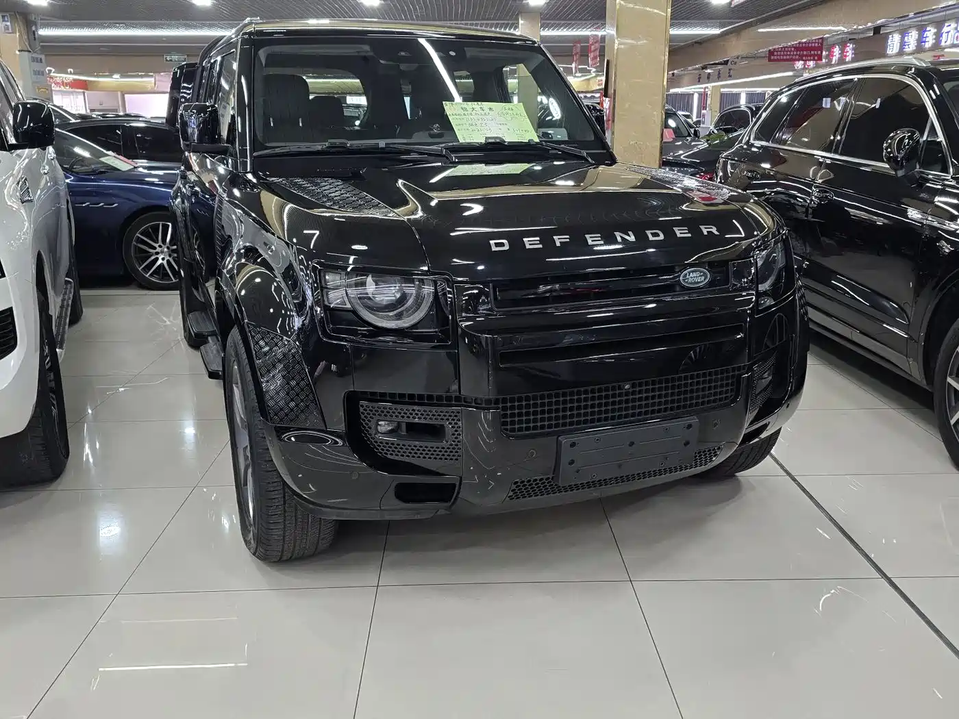 Land Rover Defender 2021 110 P400 Dark Special Edition фото 11