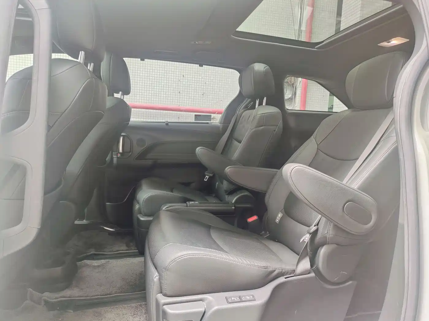 Toyota Sienna 2021 2.5L Hybrid Ultimate Edition фото 9