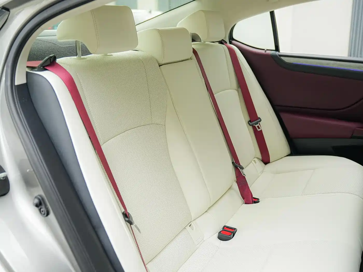 Lexus ES 2025 300h Ultimate Edition фото 16