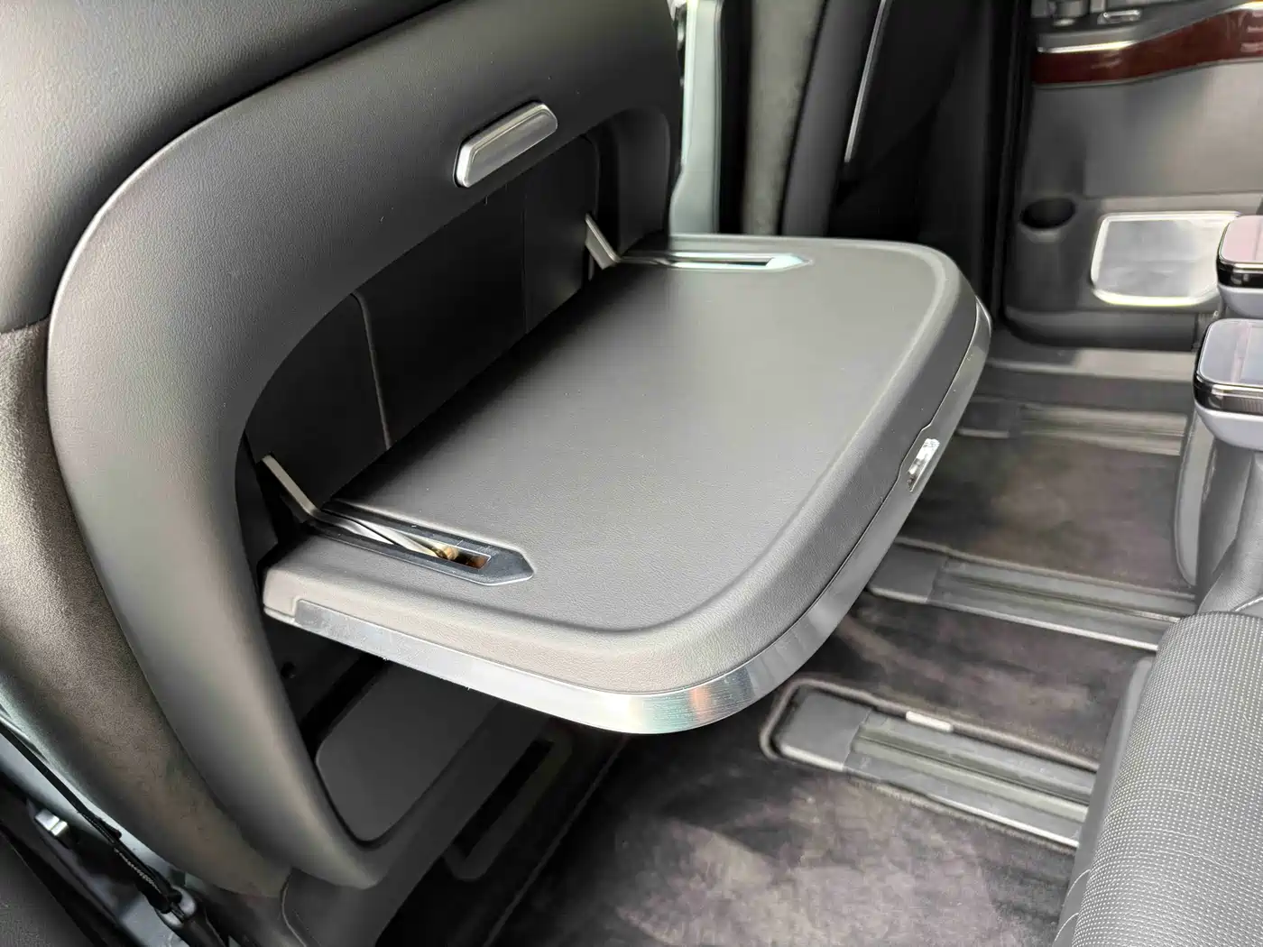 Hongqi HQ9 PHEV 2024 Model 2.0T AWD Luxury Edition фото 21