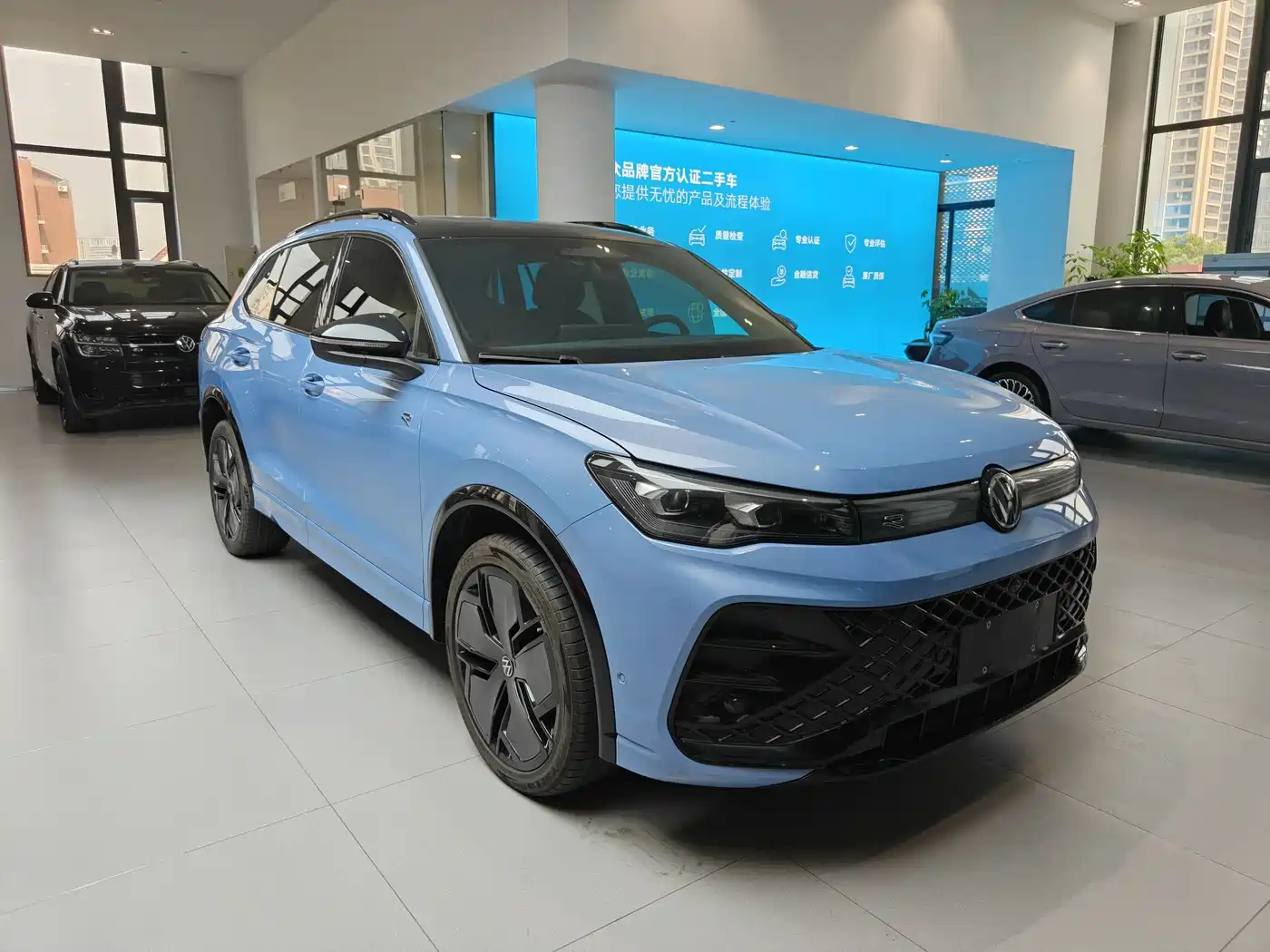 Volkswagen Tiguan L 2024 PRO 380TSI 4WD R-Line Premium Edition фото 3