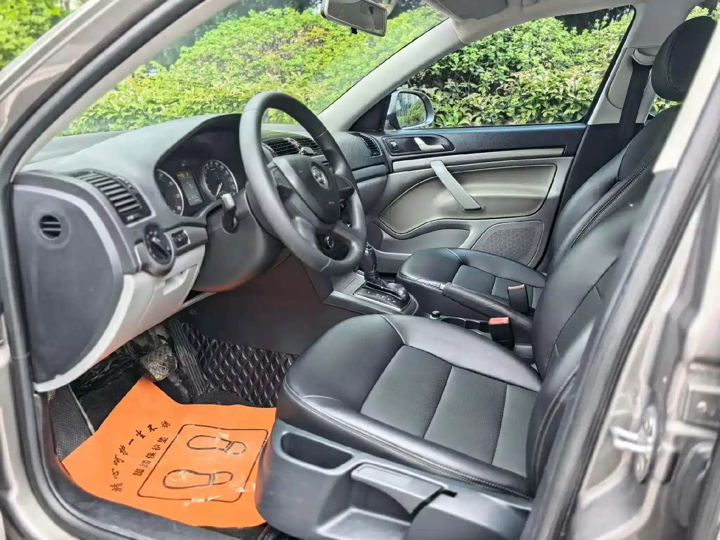 Škoda Octavia 2015 Classic 1.6L Automatic Leisure Edition фото 4