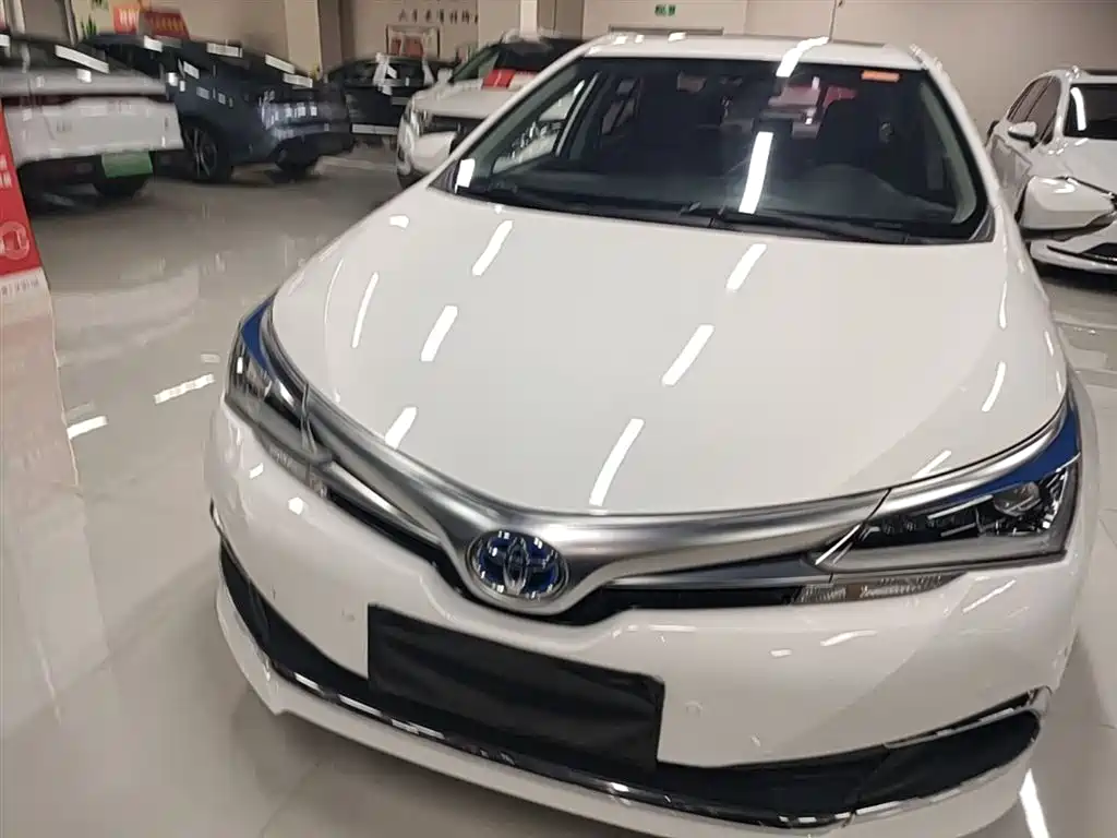 Toyota Corolla 2016 Dual Hybrid 1.8L E-CVT Elite Edition фото 3