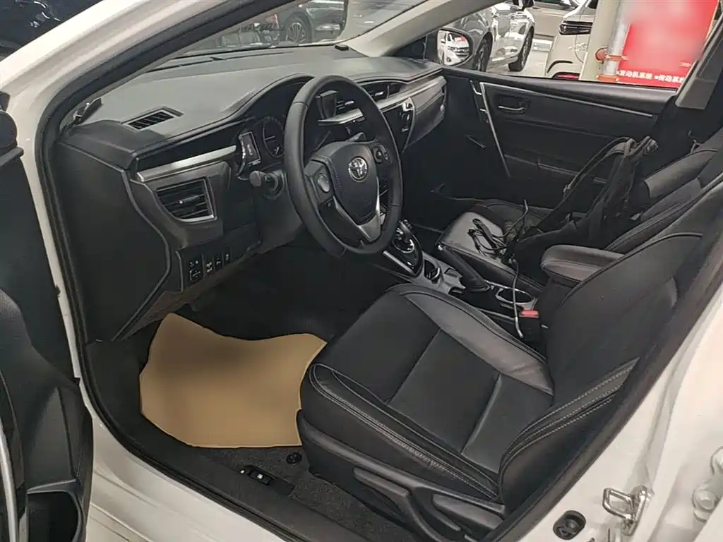 Toyota Corolla 2016 Dual Hybrid 1.8L E-CVT Elite Edition фото 16