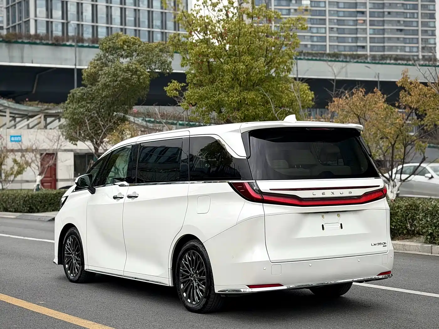 Lexus LM 2023 350h 7-Seater Elegance Edition фото 4