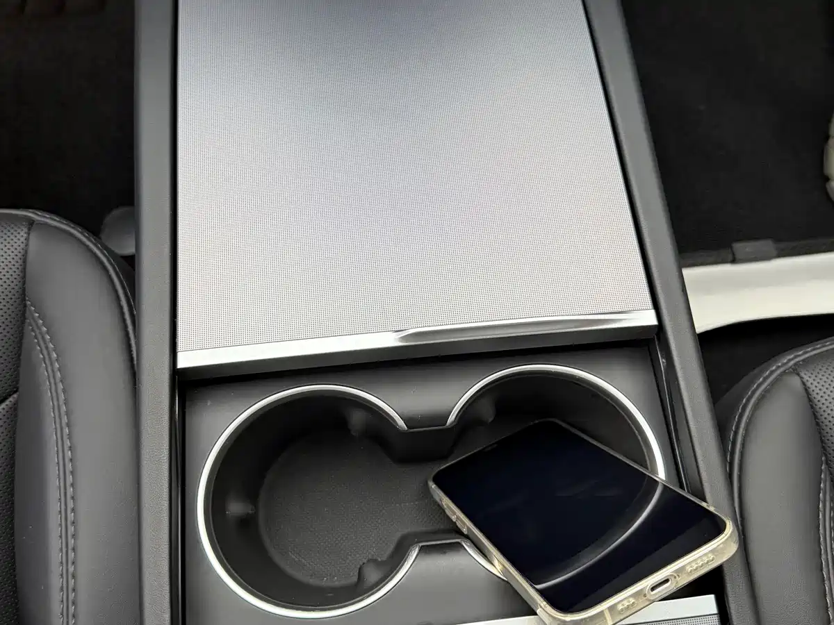 Фото 12 - Tesla Model 3