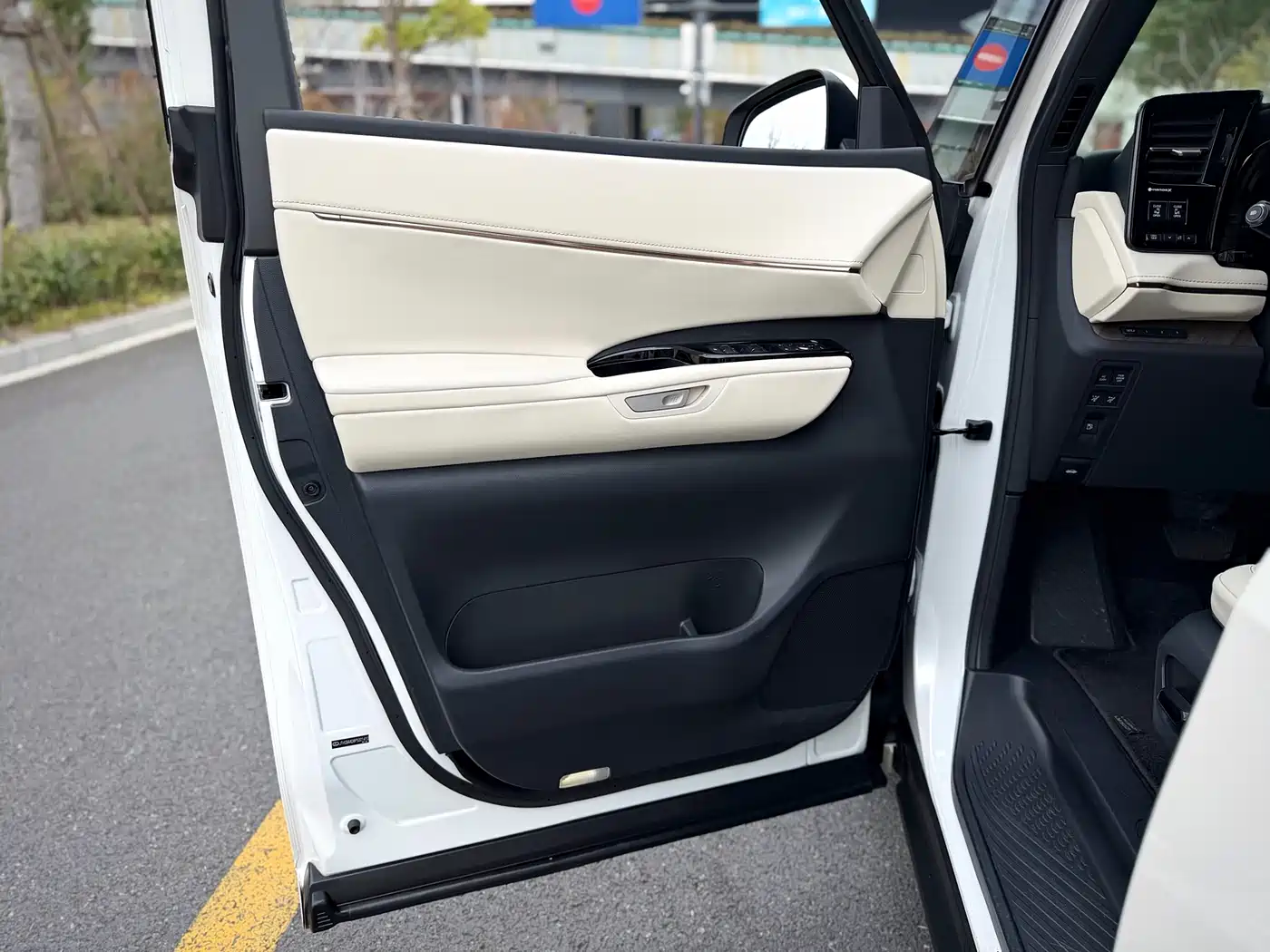 Lexus LM 2023 350h 7-Seater Elegance Edition фото 9