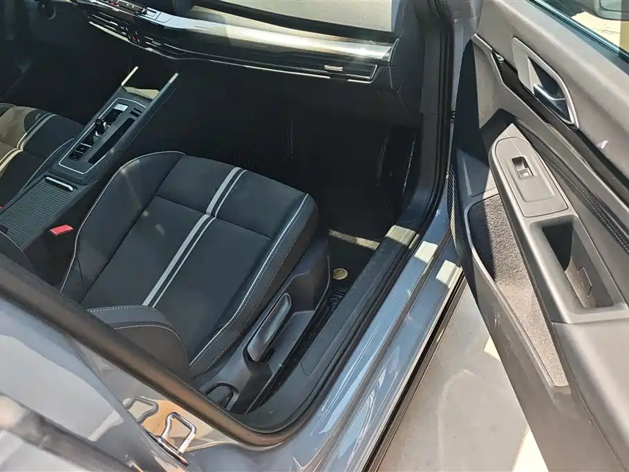 Volkswagen Golf 2023 Facelift 280TSI DSG R-Line фото 8