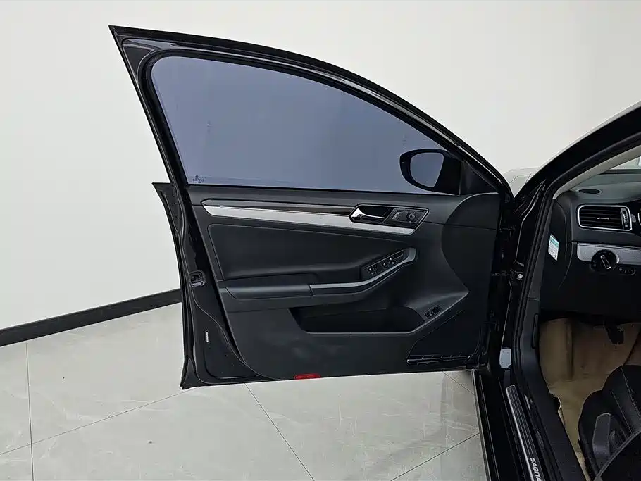 Volkswagen Sagitar 2015 1.6L Manual Comfort фото 7