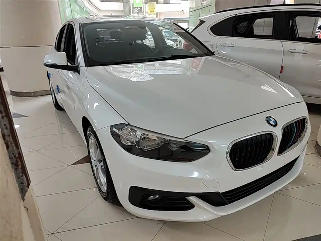 BMW 1 Series 2018 118i Fashion Edition фото 4