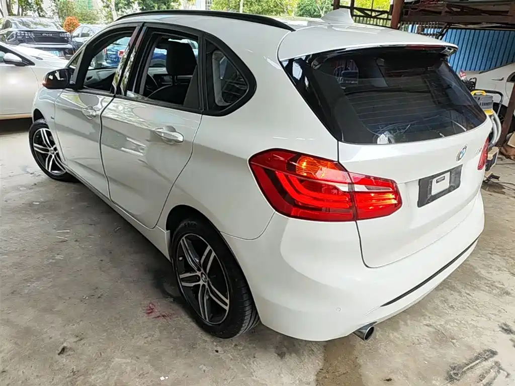 BMW 2 Series Touring 2016 218i Sport Design Package фото 5