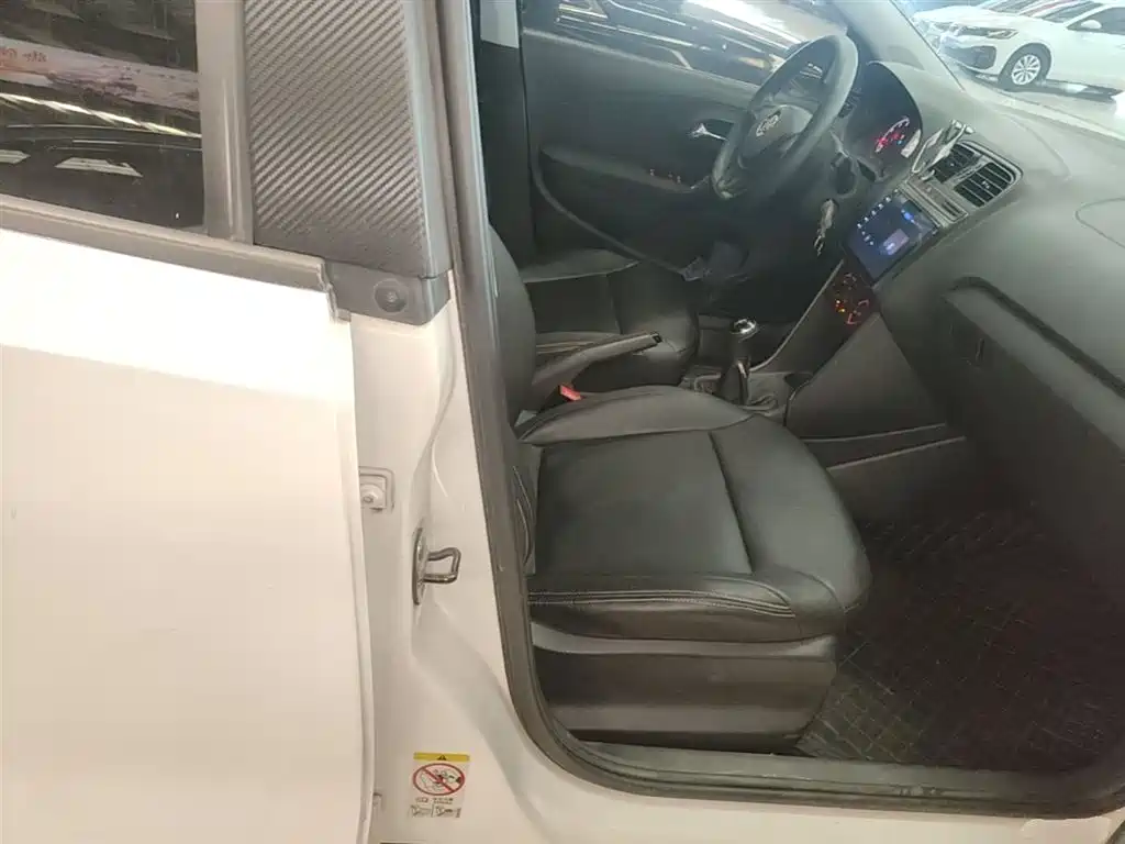 Volkswagen Polo 2016 1.4L Manual Trend фото 25