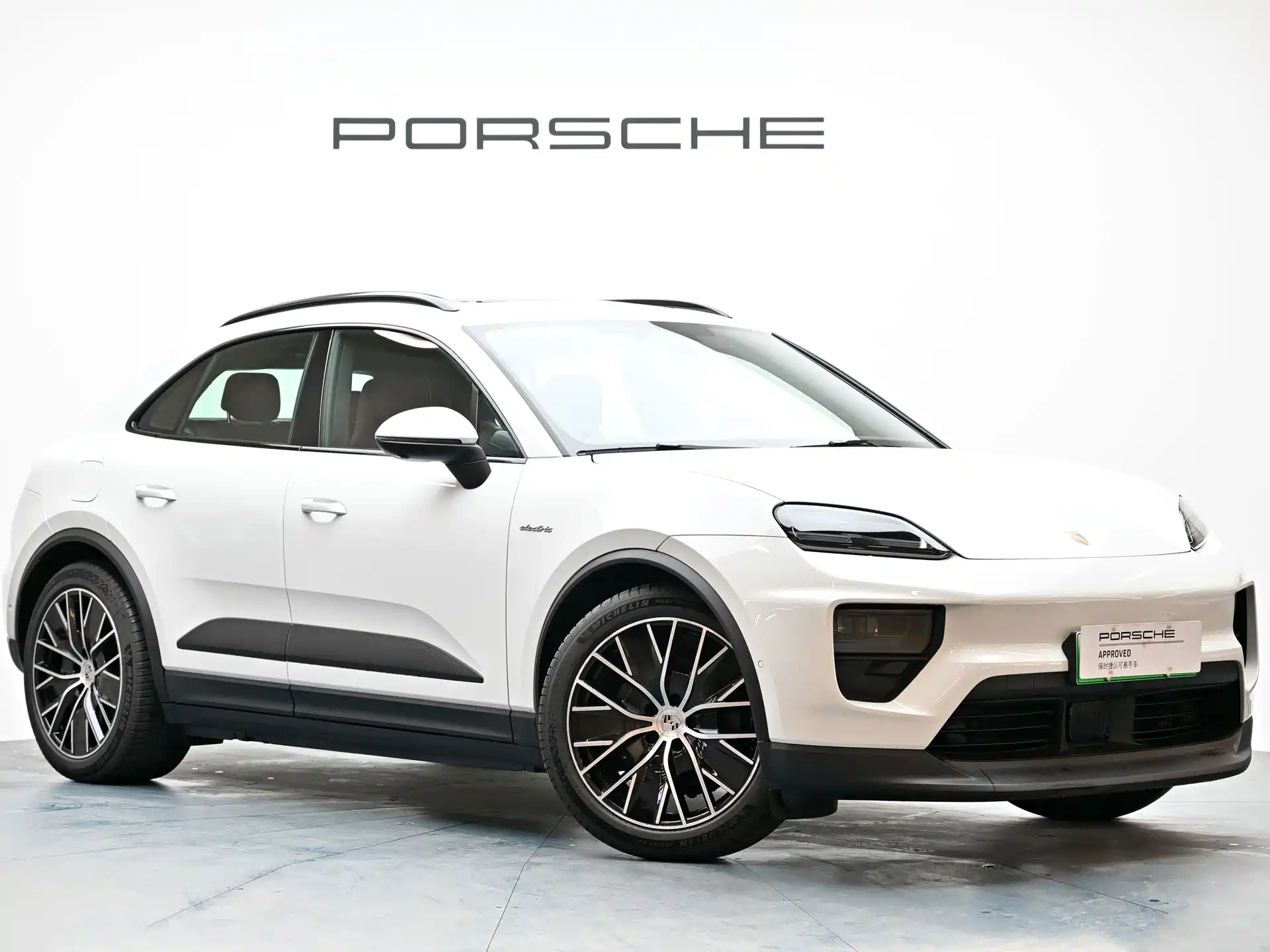 Фото 14 - Porsche Macan EV