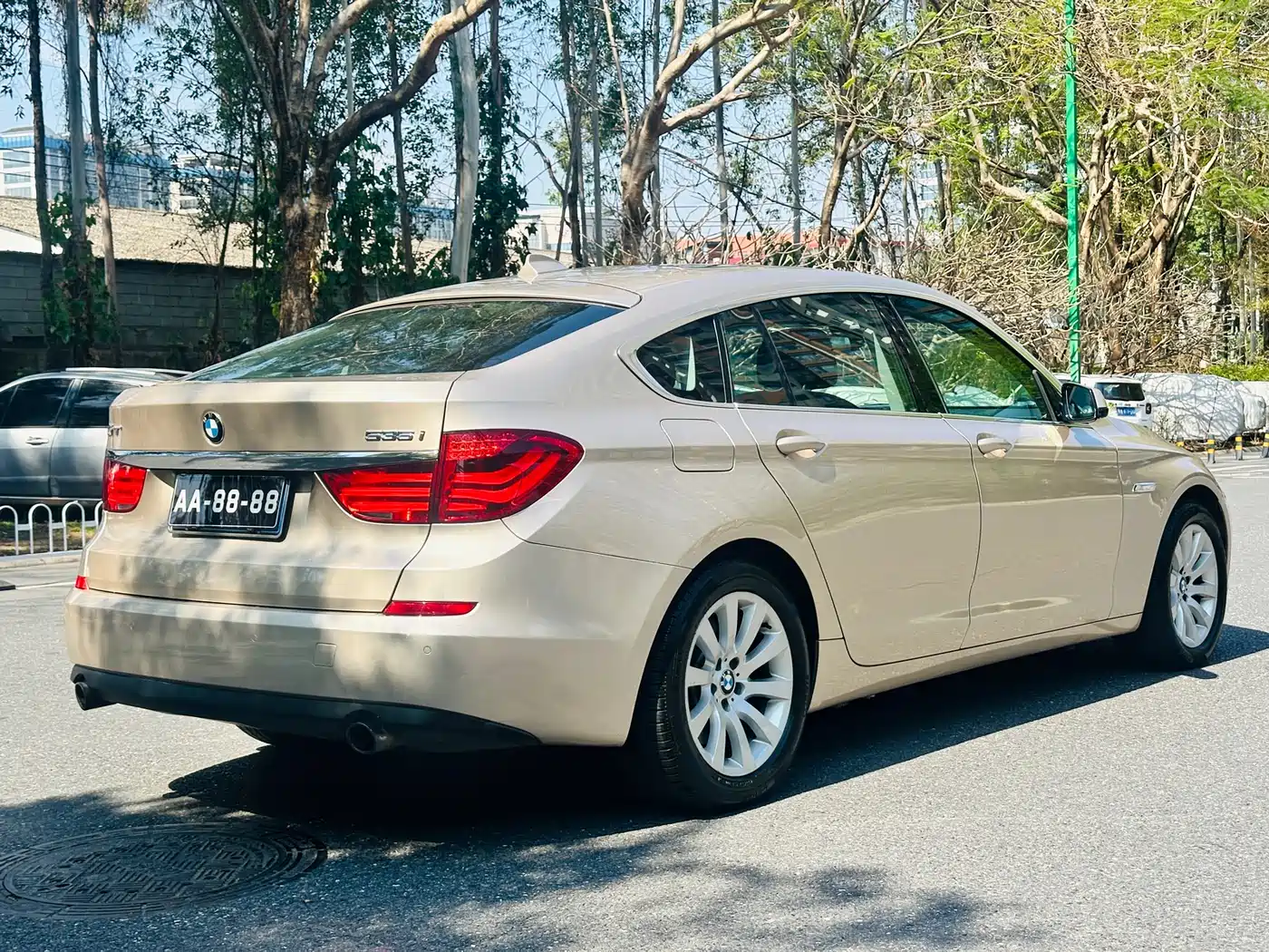 BMW 5 Series GT 2010 535i Leading Model фото 4