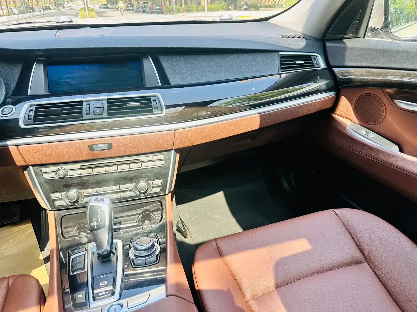 BMW 5 Series GT 2010 535i Leading Model фото 32