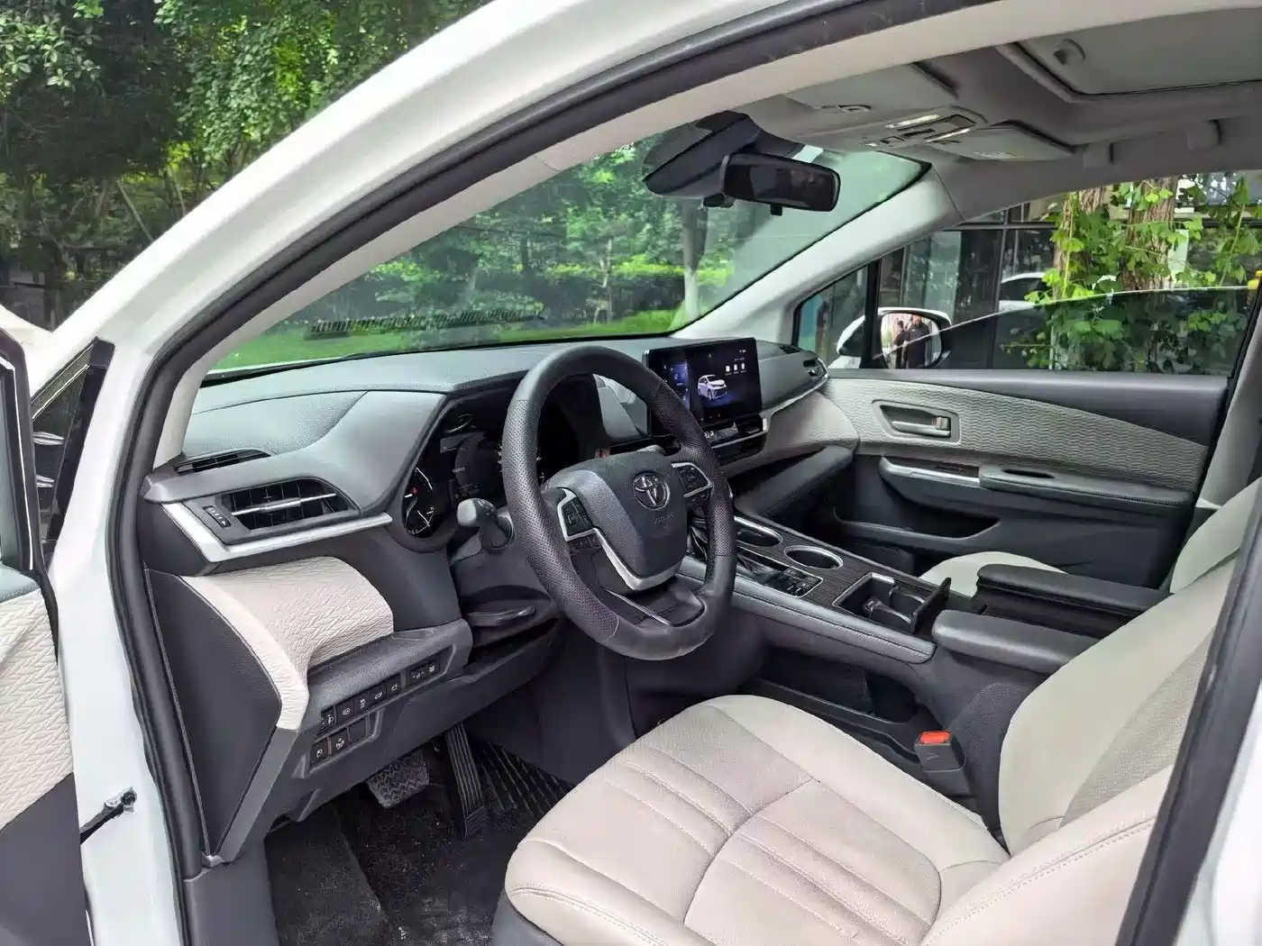 Toyota Granvia 2024 2.5L Hybrid Comfort фото 7