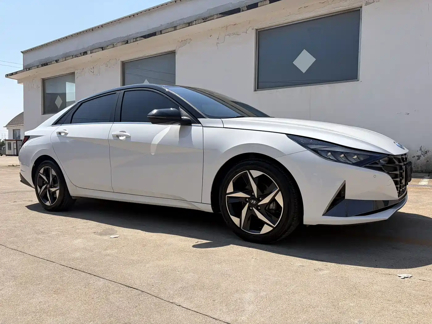 Hyundai Elantra 2021 1.5L CVT LUX Premium Edition фото 3