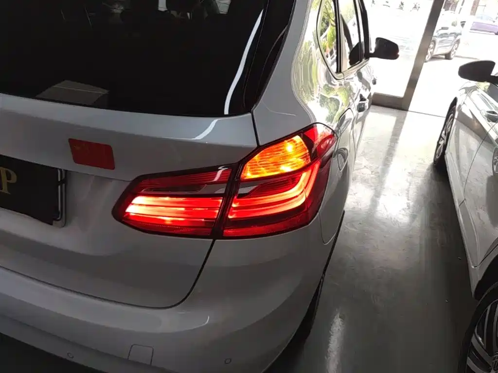 BMW 2 Series Touring 2016 218i Leading фото 8
