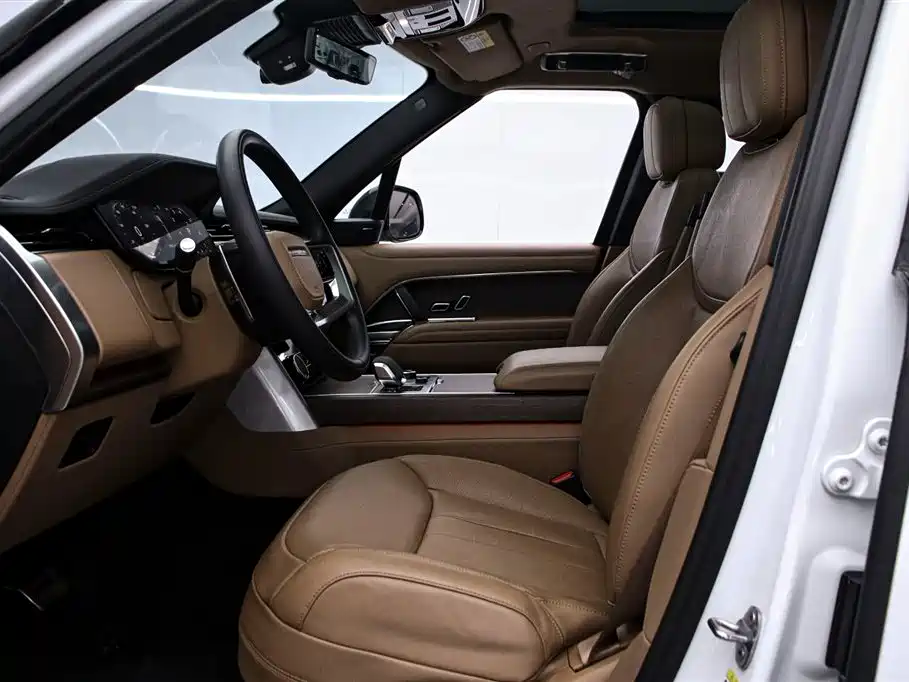 Land Rover Range Rover 2023 3.0 L6 360PS Golden Age Edition фото 12