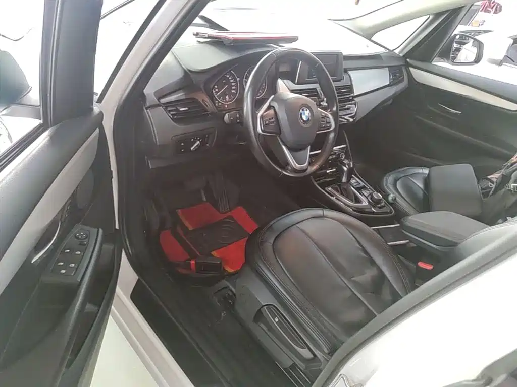 BMW 2 Series Touring 2016 218i Leading фото 16