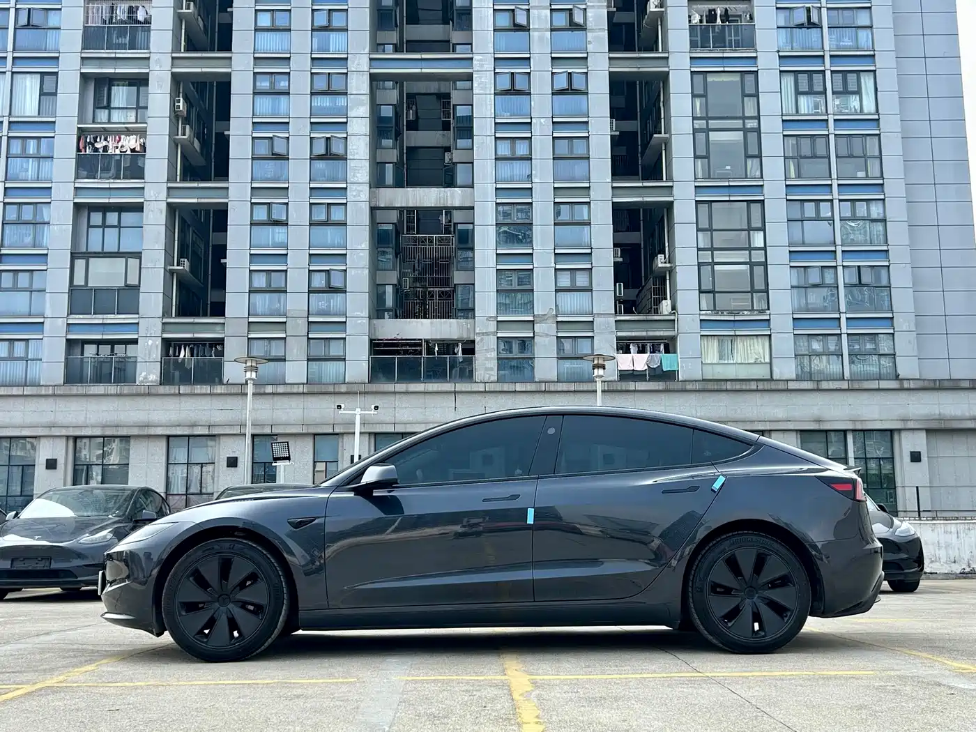 TESLA MODEL 3