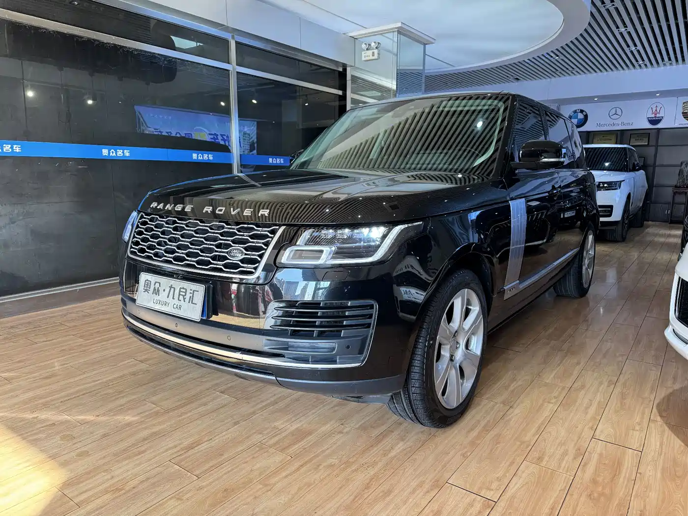Land Rover Range Rover 2020 3.0 L6 Heritage Extended Edition фото 3