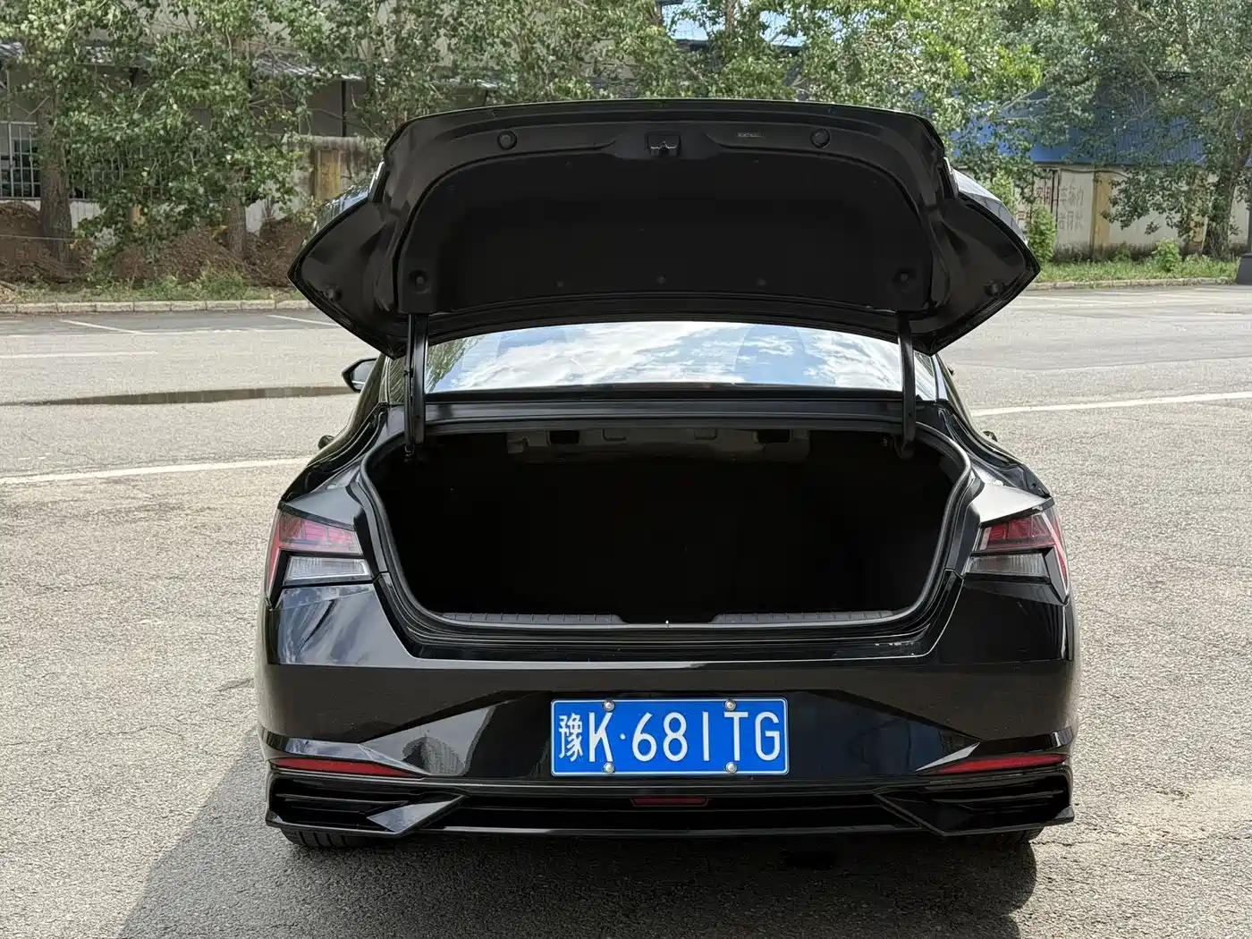 Hyundai Elantra 2022 1.5L CVT LUX Premium Edition фото 16