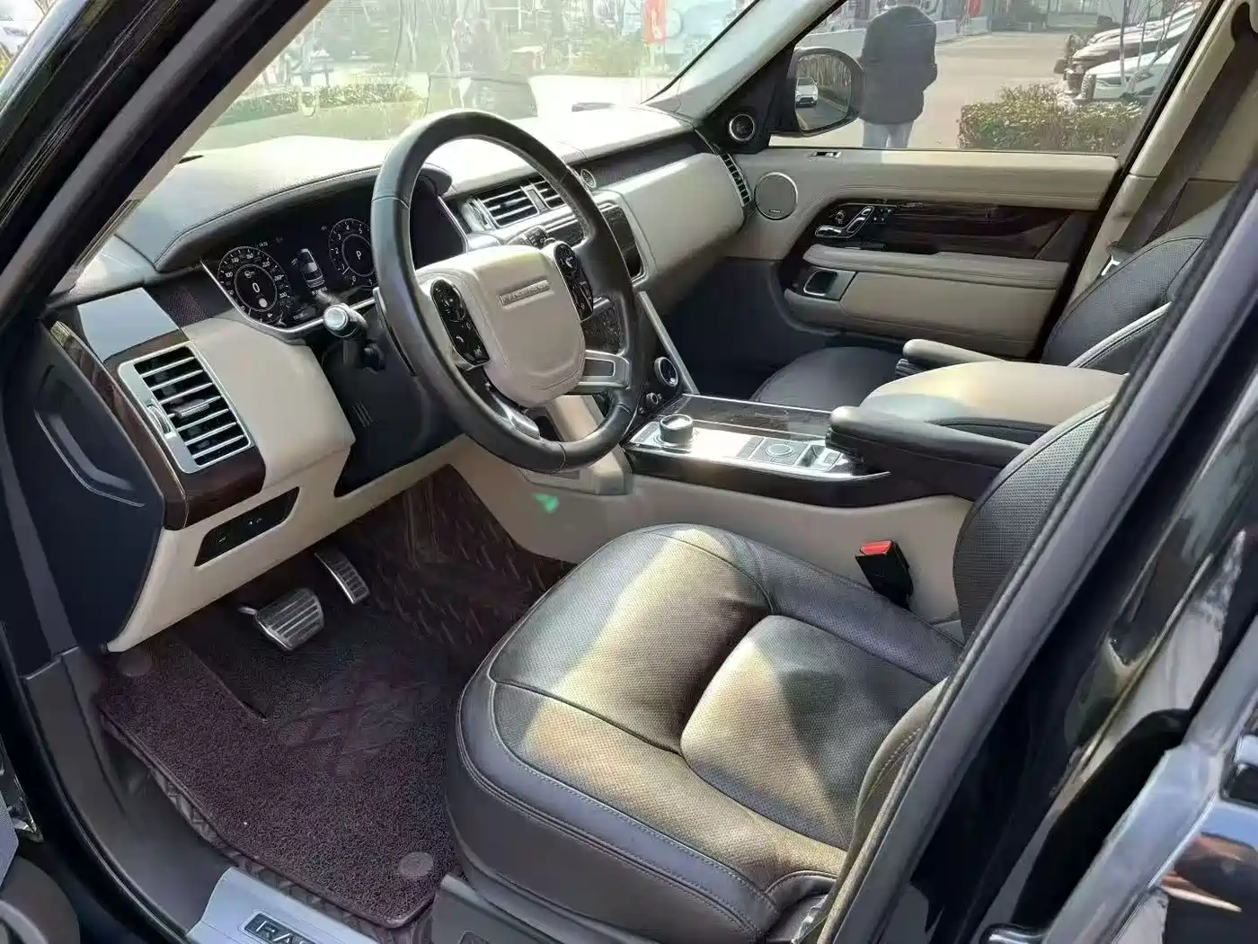 Land Rover Range Rover 2020 3.0 L6 Heritage Extended Edition фото 6