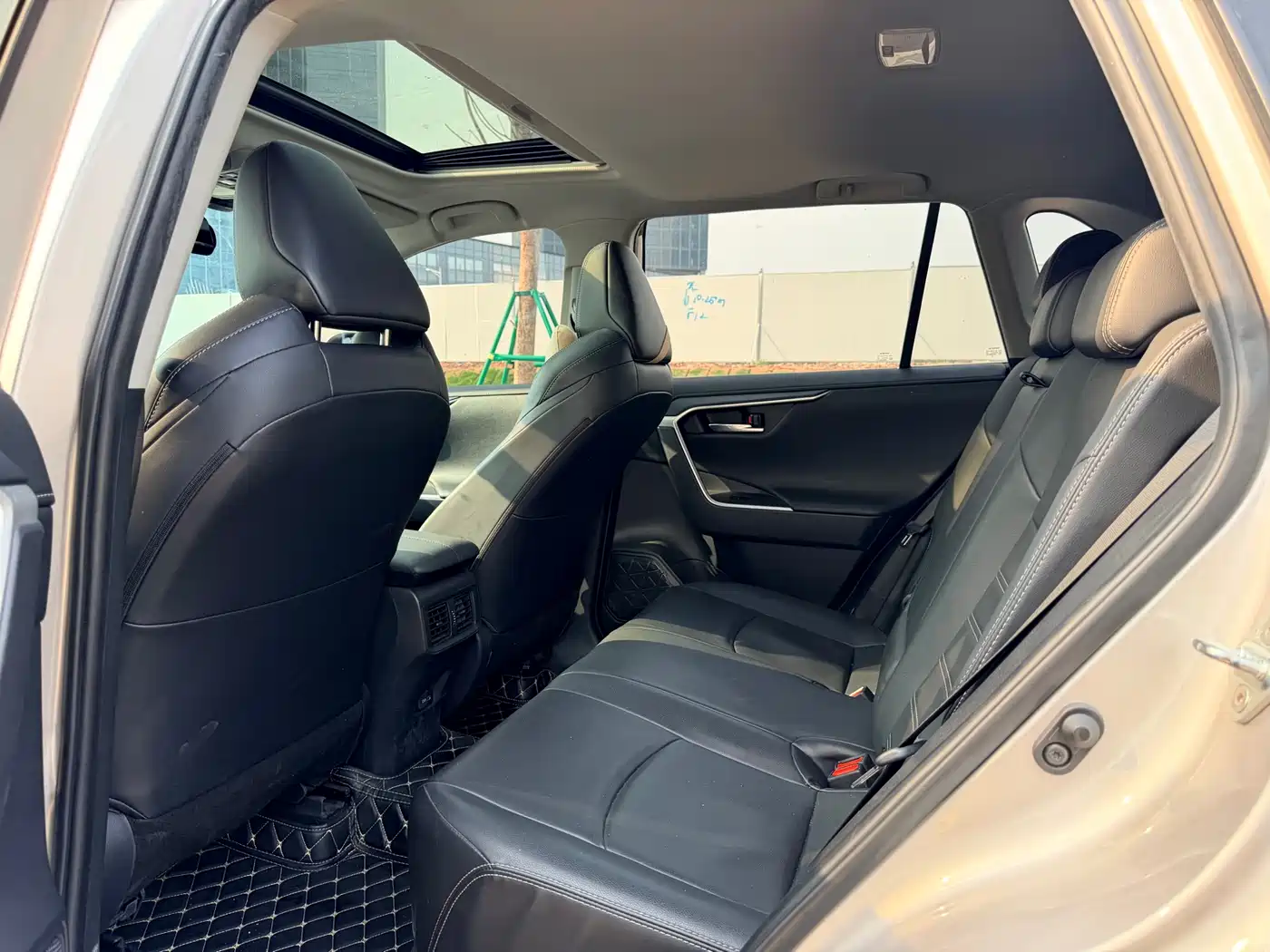 Toyota Wildlander 2022 2.0L CVT FWD Luxury Edition фото 6