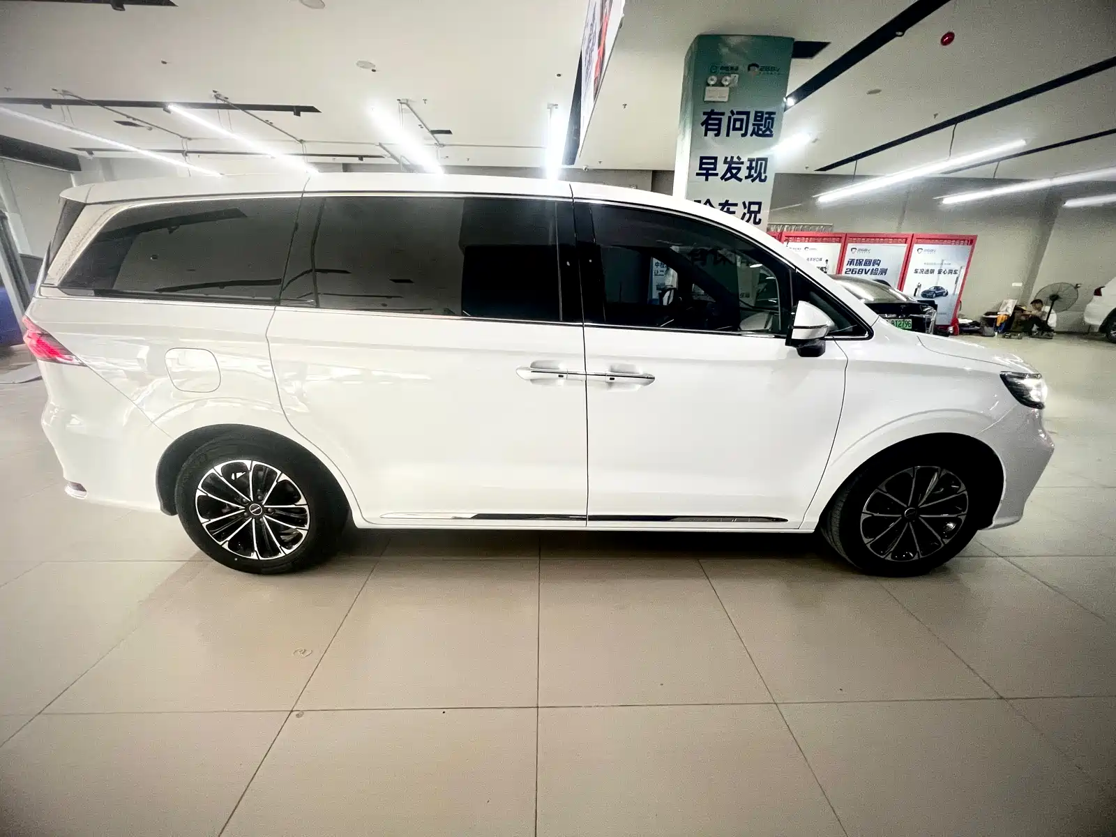 Фото 4 - Roewe iMAX8