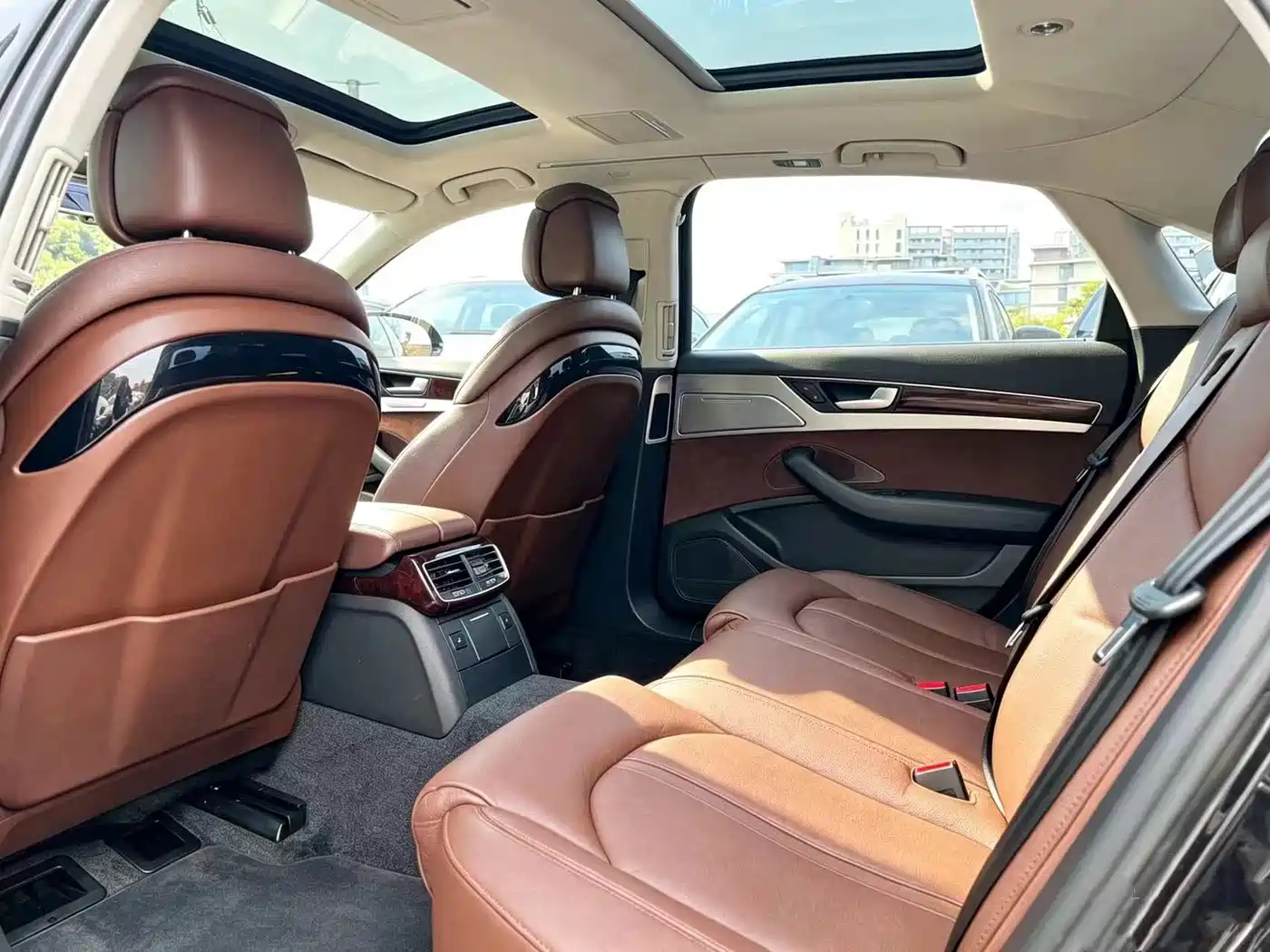Фото 10 - Audi A8