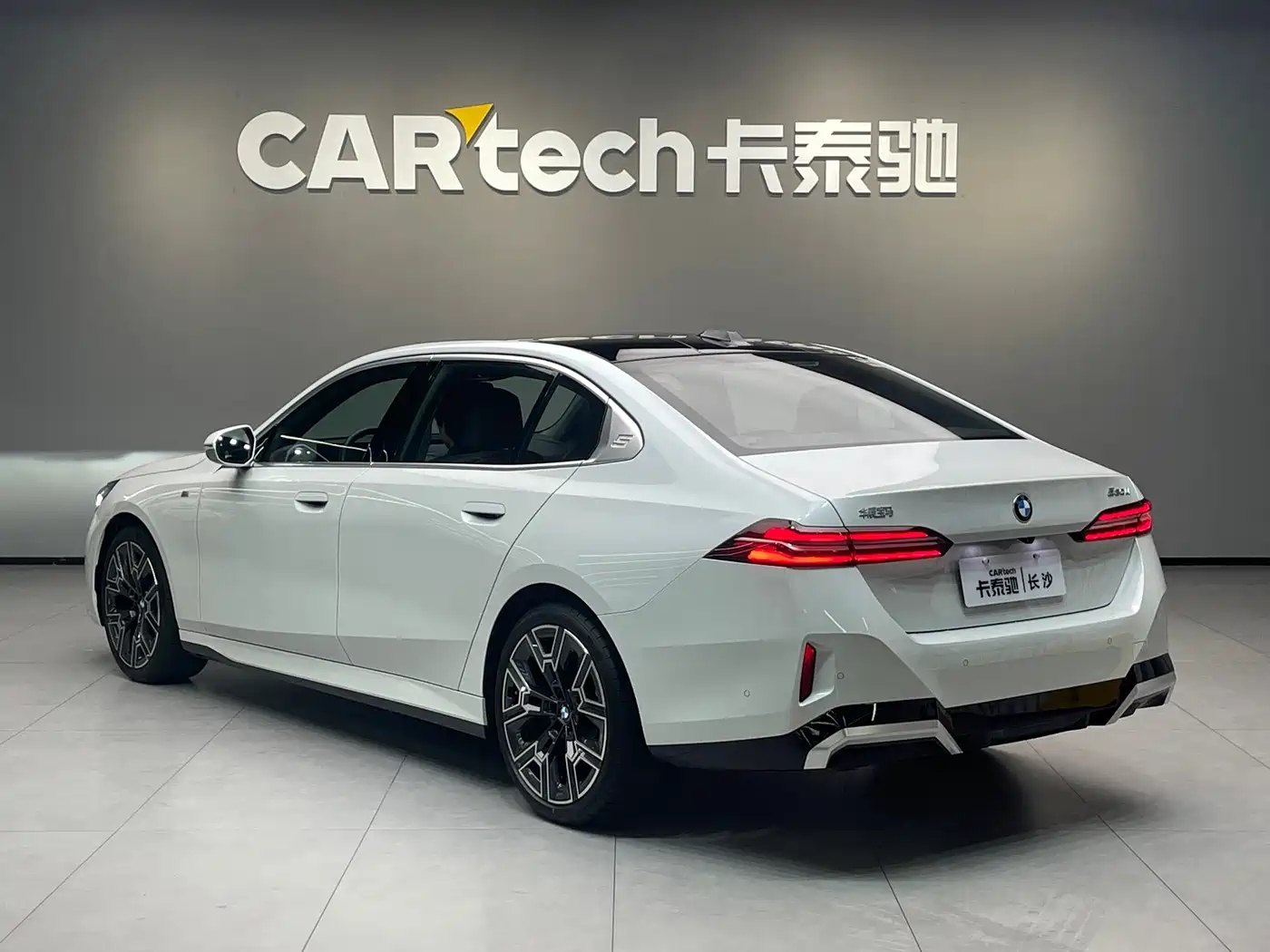 BMW 5 Series 2025 530Li Premium M Sport Package фото 6